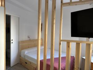 1 dormitorio con litera y TV de pantalla plana en La Casita del abuelo Javi, en Cambados