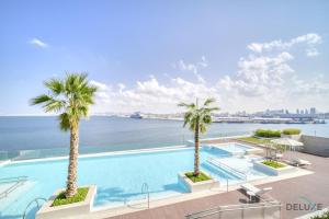 Výhled na bazén z ubytování Serene 1BR at The Anwa By Omniyat Dubai Maritime City by Deluxe Holiday Homes nebo okolí