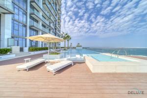 Bazén v ubytování Serene 1BR at The Anwa By Omniyat Dubai Maritime City by Deluxe Holiday Homes nebo v jeho okolí