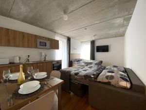 弗爾赫拉比的住宿－Apartmán pod sjezdovkou，一间房间,配有床和一张桌子,上面有盘子