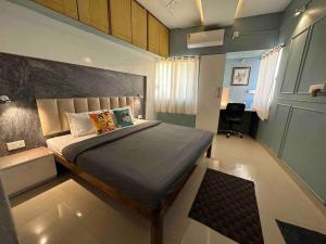 - une chambre avec un grand lit dans l'établissement Lux Flat, à Kolhapur
