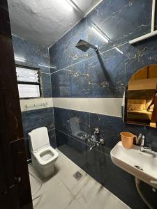 Lux Flat في كولهابور: حمام مع مرحاض ومغسلة