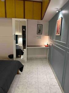 - une chambre avec un lit et un bureau dans l'établissement Lux Flat, à Kolhapur