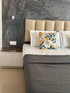 戈爾哈布爾的住宿－Lux Flat，卧室内的一张带两个枕头的床