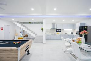 Dapur atau dapur kecil di NINE9 Luxury PoolVilla Pattaya walking street 3 Bedrooms