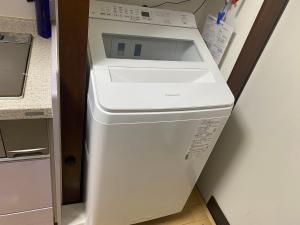 a white washer and dryer in a refrigerator at 日式庭院豪宅 