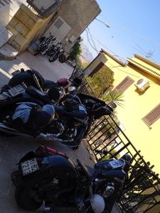 GRETA'S HOUSE في Comitini: مجموعة من الدراجات النارية متوقفة بجوار مبنى