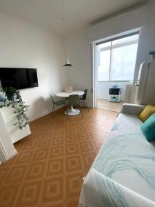 um quarto com uma cama, uma mesa e uma janela em Appartamento in pieno centro - 500 metri dal mare. em Viareggio