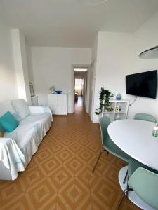 uma sala de estar com um sofá e uma mesa em Appartamento in pieno centro - 500 metri dal mare. em Viareggio