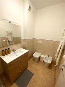 uma casa de banho com um lavatório e um WC em Appartamento in pieno centro - 500 metri dal mare. em Viareggio