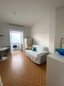 um quarto com uma cama, uma mesa e um frigorífico em Appartamento in pieno centro - 500 metri dal mare. em Viareggio