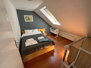Кровать или кровати в номере Family Apartman