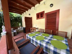 Ruang duduk di Family Apartman