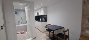 Wila properties doo Studio Christopher tesisinde bir televizyon ve/veya eğlence merkezi