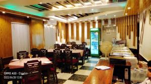 un restaurante con mesas y sillas en una habitación en Shahjadi Resort en Cox's Bazar
