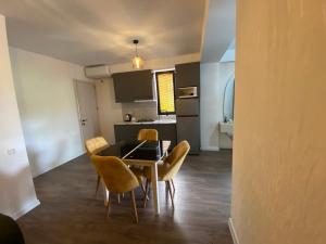 - une cuisine et une salle à manger avec une table et des chaises dans l'établissement Apartment Nizami Kutaisi, à Koutaïssi