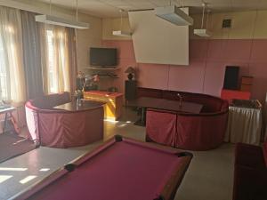 Cette chambre comprend une table de ping-pong et un billard. dans l'établissement Ryhmämajoitus, à Lappeenranta
