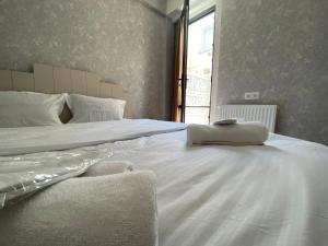 - un lit blanc avec un oreiller dans l'établissement Apartment Nizami Kutaisi, à Koutaïssi