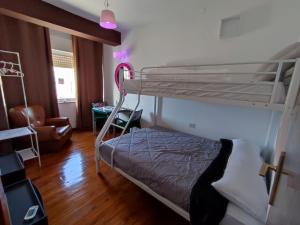 ドゥンブリーアにあるVilla T de Pescadoresのベッドルーム1室(二段ベッド2台、椅子付)