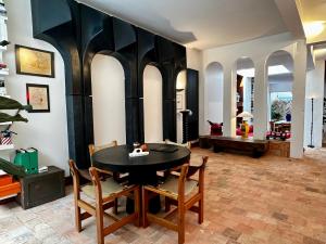 une salle à manger avec une table et des chaises noires dans l'établissement Maison MAÏTÉ, au cœur de Biarritz, à Biarritz