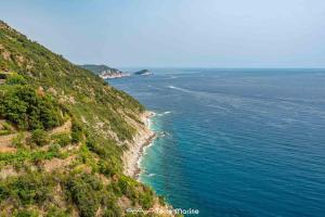 a view of the ocean from the cliffs of a mountain at Casa Giulia, Trekking and Nature in Campiglia
