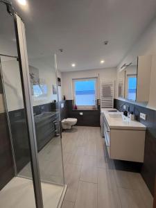 a large bathroom with two sinks and a shower at Modern und Rustikal mit Kamin Ferienwohnung Kohlert in Bad Berleburg