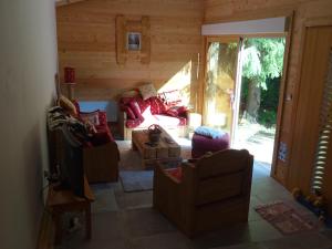 ein Wohnzimmer mit Sofas und einer Glasschiebetür in der Unterkunft Chalet La Foux d Allos centre Station in La Foux