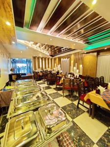 Shahjadi Resort في كوكس بازار: مطعم مع العديد من صواني الطعام المعروضة