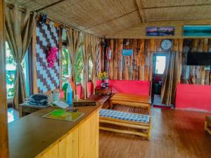 uma cozinha e sala de estar numa casa em The Himalayan Resort em Ravangla