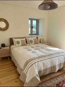 MártirにあるOuteiro Douro Houseの部屋の中に大きなベッドがある寝室