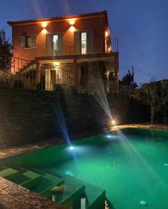 uma casa com piscina em frente a uma casa em Outeiro Douro House em Mártir