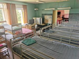 Cette chambre comprend des rangées de lits superposés. dans l'établissement Ryhmämajoitus, à Lappeenranta