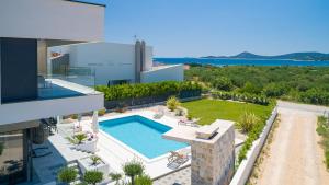 una vista aérea de una casa con piscina en Villa Sea of Dreams, en Vodice