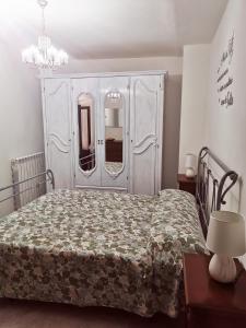 una camera da letto con un grande letto con due specchi di Francigena sul lago a Montefiascone