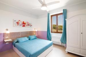 una camera con letto e finestra di Apartment in the heart of Maremma, Tuscany ad Alberese