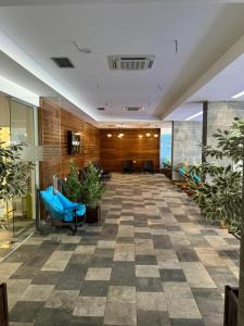 eine leere Lobby mit Pflanzen in einem Gebäude in der Unterkunft Maghrib Hotel in Ulcinj + 121 Fotos