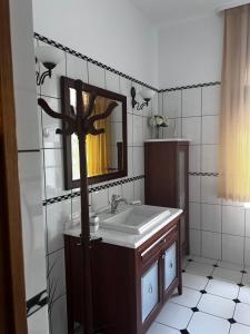 W łazience znajduje się umywalka i lustro. w obiekcie Spacious rooms in peaceful Jelgava area w mieście Jełgawa