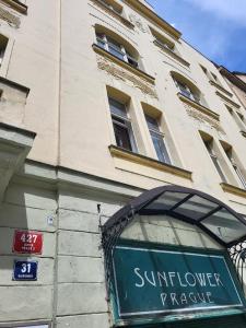 un bâtiment avec un panneau sur son côté dans l'établissement Sunflower Prague Apartments and suites, à Prague