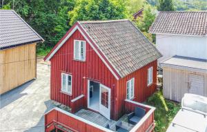 een uitzicht op een rood huis in een tuin bij Stunning Home In Risr With Kitchen in Risør