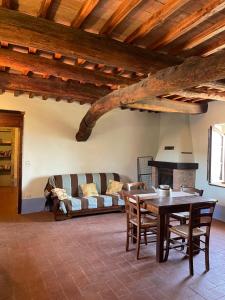 sala de estar con mesa y sofá en Castello di Selvole, en Vagliagli