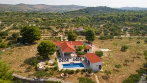 una vista aérea de una casa con piscina en Luxury Villa Nature with heated private pool, sauna & fire pit en Milna