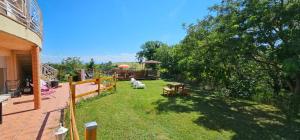 un cortile con tavolo e sedie sull'erba di Villa Monplaisir Zen a Latrape