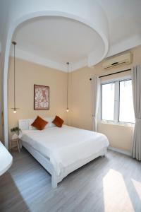 เตียงในห้องที่ Annam Lakeside - Apartment Hanoi Central
