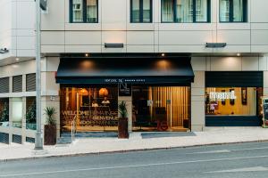 una tienda frente a un edificio con un toldo negro en Next Level Premium Hotels, en Lisboa