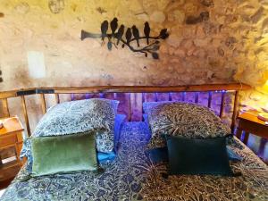 sypialnia z łóżkiem z 2 poduszkami w obiekcie La Tour de rêves w mieście Beaumont-la-Ronce