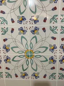 una parete di piastrelle con un disegno floreale di Villa Lucetta a Otranto