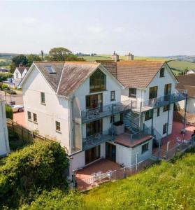 una gran casa blanca en la cima de una colina en Orchard Manor en Probus