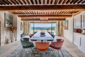 Un comedor con mesa y sillas en Le Mas Victoria, en Gordes