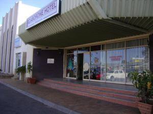 un front de magasin avec un panneau pour un concessionnaire automobile dans l'établissement Gaborone Hotel, à Gaborone