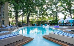 Una gran piscina con tumbonas y un resort. en Sunrise Hotel, en Primorsko